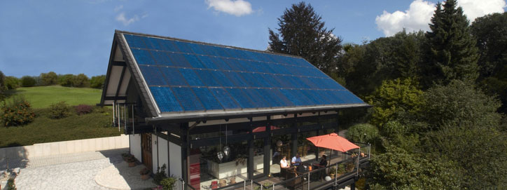 Casa con tejado de placas solares