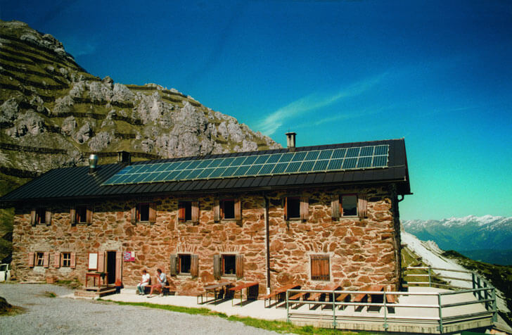 Refugio en la montaña, alimentado por paneles fotovoltaicos
