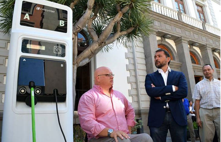 Inauguración de los dos primeros puntos de recarga de coches eléctricos en Canarias.