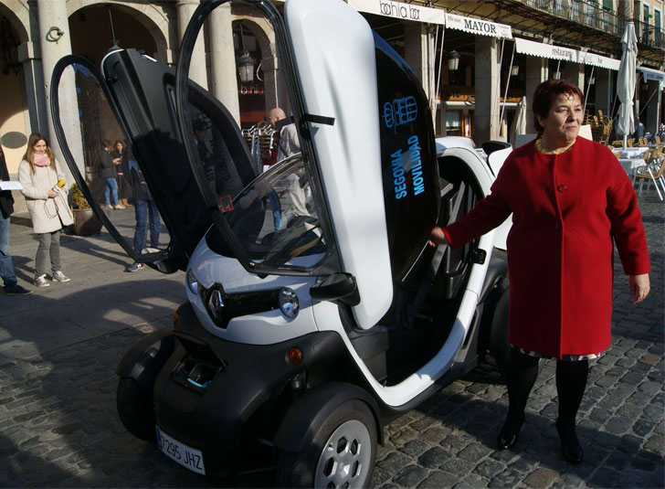 La alcaldesa enseña los nuevos vehículos de la flota, los Renault Twizy.