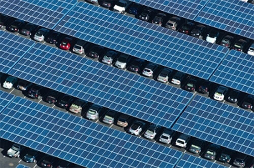 Marquesinas solares en los aparcamientos de las escuelas.
