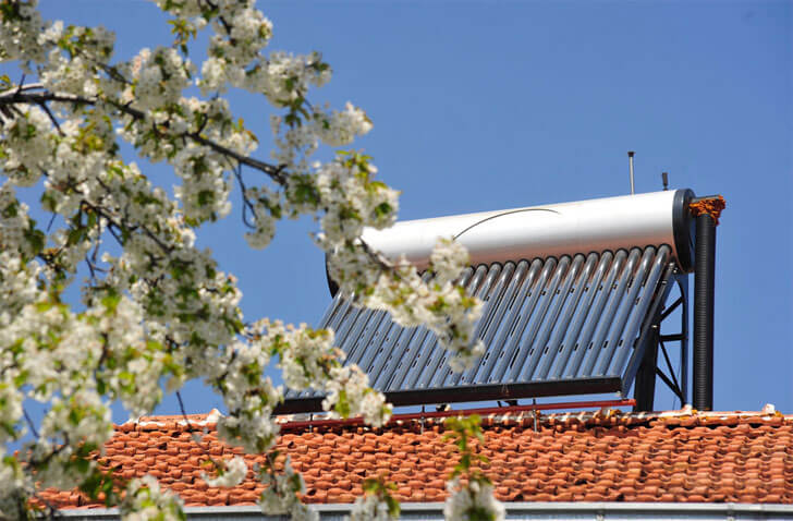 Calentador solar en el techo de un edificio.