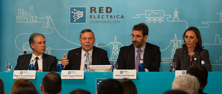 En las posiciones centrales, el presidente José Folgado y el consejero delegado Juan Lasala
