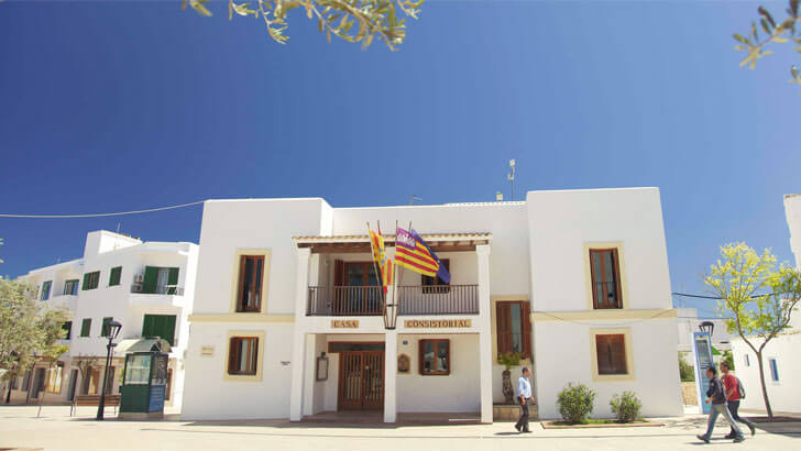 Formentera informa sobre ayudas para placas fotovoltaicas.