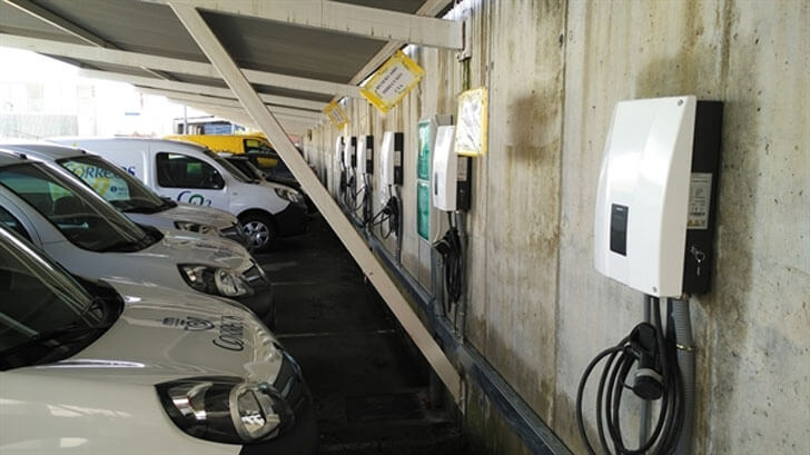Correos tendrá nuevos postes de recarga para coches eléctricos.