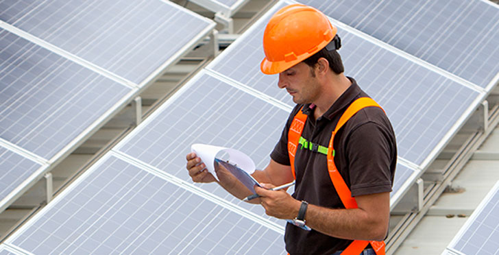 Un técnico hacer revisiones en una planta solar fotovoltaica