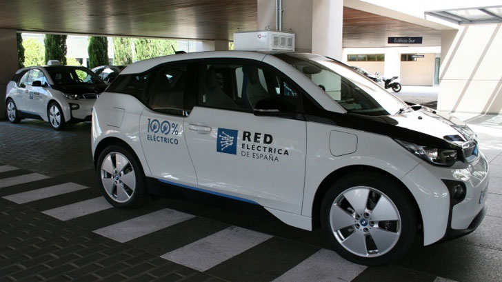 REE instala una red de recarga de vehículos eléctricos.