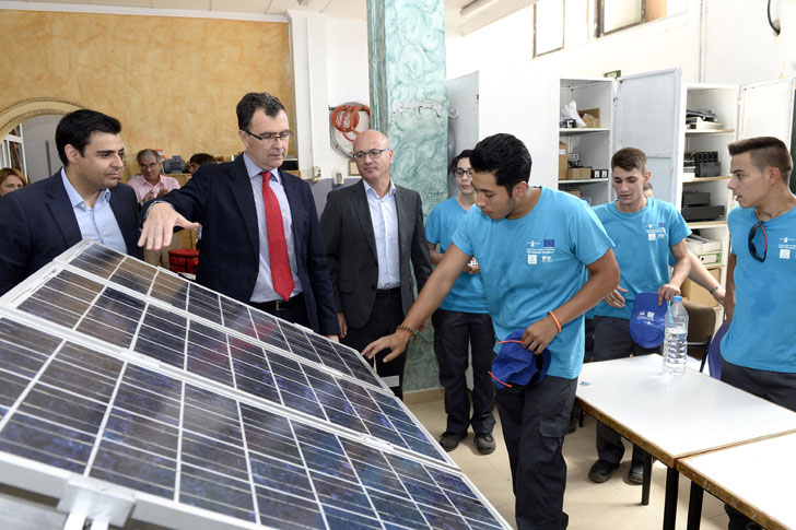 Jóvenes murcianos aprenden el oficio de instalador solar fotovoltaico. 