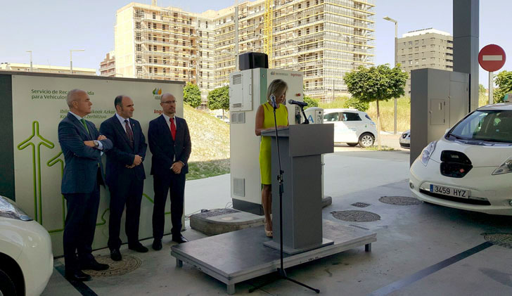 Pamplona inaugura su primer punto de recarga rápida de vehículos eléctricos.