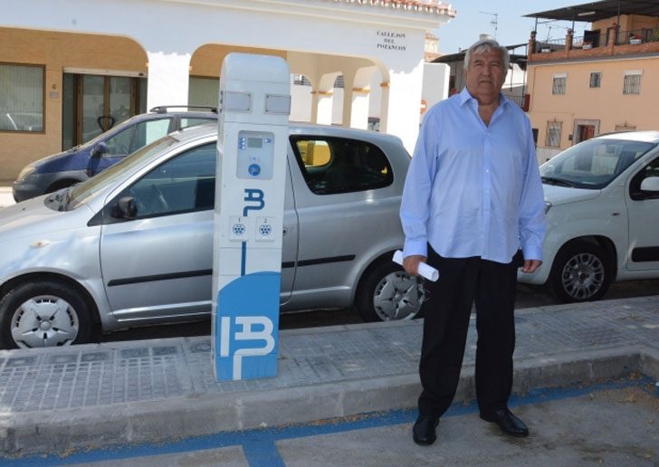 El alcalde de Vélez Málaga presenta su primer punto de recarga para vehículos eléctricos.