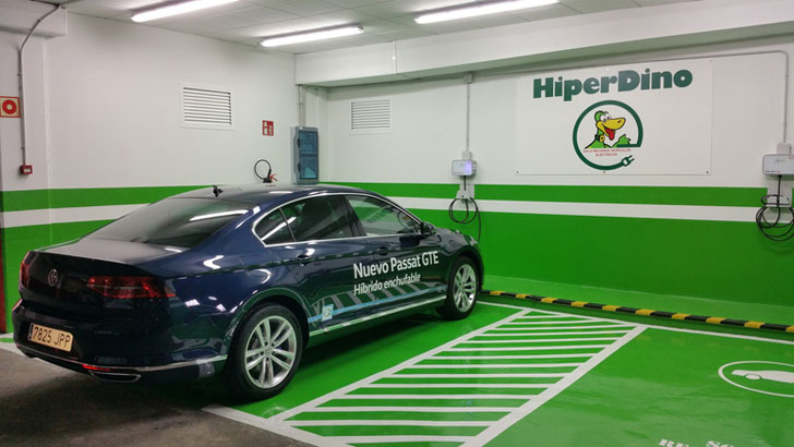 Nuevo punto de recarga de vehículo eléctrico en Las Palmas, en el supermercado Hiperdino.