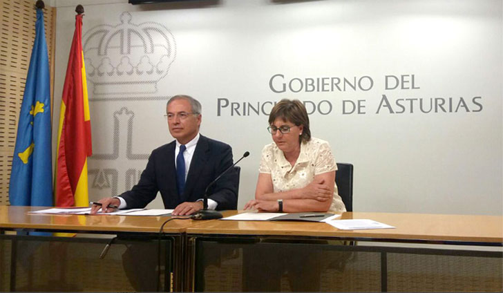 Pilar Varela, del Principado de Asturias, y Miguel Antoñanzas, presidente de Viesgo, firman el convenio para paliar la pobreza energética en la región.