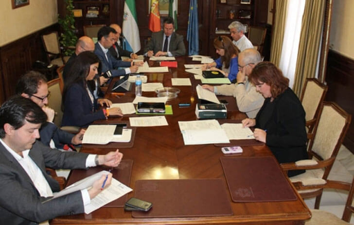 Firma del acuerdo entre Mijas y Endesa para el suministro eléctrico e instalación de renovables en edificios públicos.