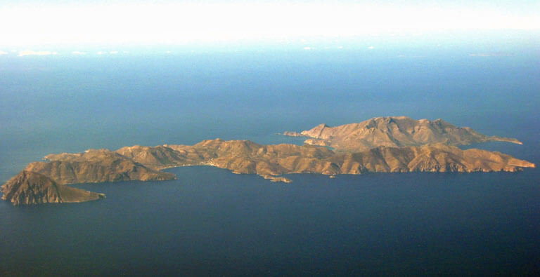 Isla de Tilos de Grecia con sistema sistema integrado de almacenamiento de energía combinado con microredes eléctricas inteligentes.