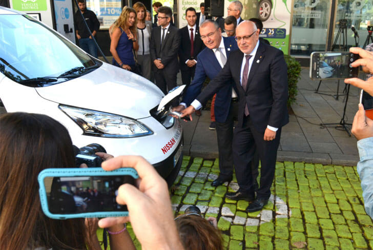 Inauguración en Reus del nuevo punto de recarga de vehículos eléctricos.