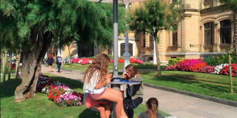Donostia pone en marcha un cargador solar para teléfonos móviles