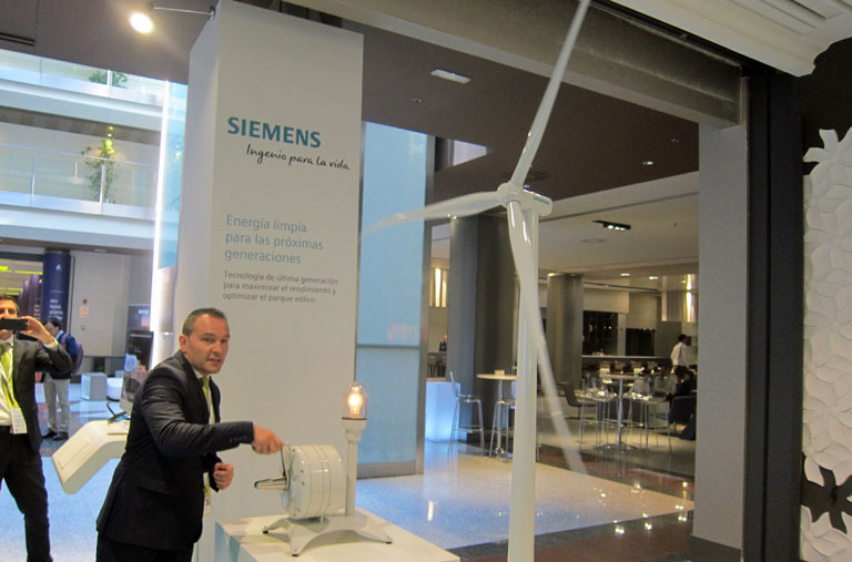 Turbina eólica de Siemens en el stand de energía durante los SiemensDays