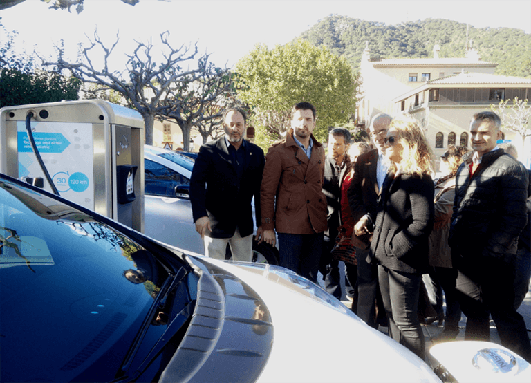 El alcalde de Cabrera de Mar, Jordi Mir; el regidor de Sostenibilidad, Enric Mir; y la directora de la ICAEN, Assumpta Farran, en el acto de inauguración del punto de recarga rápida de vehículos eléctricos.