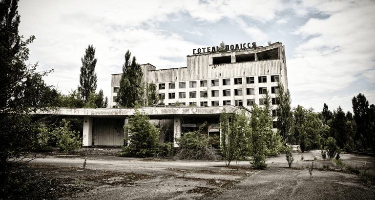 La zona de exclusión de Chernóbil donde se encuentra este edificio abandonado, se convertirá en una planta fotovoltaica.