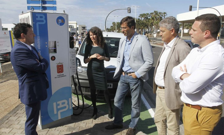 Autoridades de Lanzarote prueban el primer punto de recarga superrápida