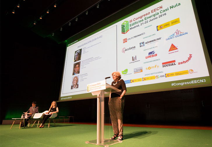 La Alcaldesa de Madrid, Manuela Carmena, durante la apertura del III Congreso Edificios Energía Casi Nula