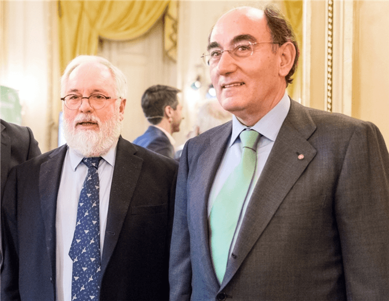 El presidente de Iberdrola, junto a Miguel Arias Cañete, en Bruselas, donde rearfimó el compromiso de Iberdrola con las energías renovables y redes de distribución.
