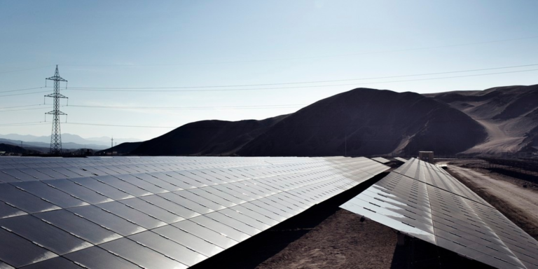 Planta solar de Ituverava (Brasil) que cuenta con más de 11.000 paneles solares.