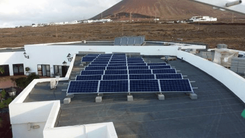 Paneles fotovoltaicos destinados al autoconsumo instalados por el Cabildo de Lanzarote en la azotea de la Unidad de Rehabilitación Psicosocial 'Julio Santiago'.