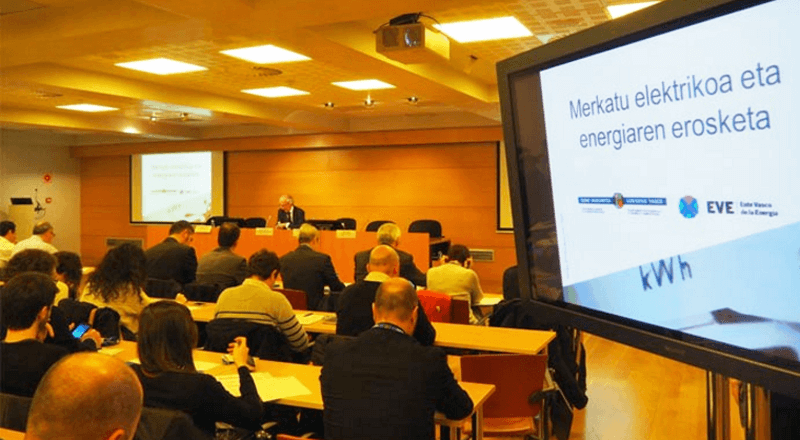 El Ente Vasco de la Energía reúne a profesionales del sector eléctrico para analizar las claves de la compra de energía eficiente.