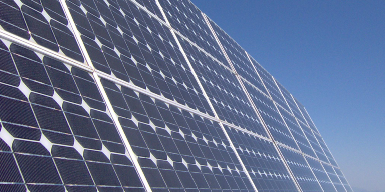 El parque solar 'La Jeresa' genera 9 millones de kWh de energía limpia y está gestionada por una cooperativa.