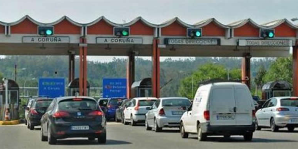 Paneles solares instalados en al autopista AP-9 para abastecer a sus cobros de pago.