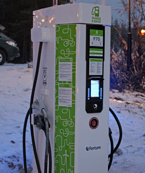 Más de 100 puntos de carga para vehículos eléctricos están siendo instalados en un parking de Oslo.