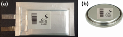 Figure 3. (a) Pouch cell disponible en el CICe y (b) prototipo celda botón