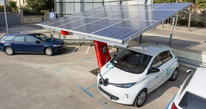 La fotolinera de Sant Feliu de Llobregat transforma la energía solar en electricidad para la recarga de vehículos eléctricos.