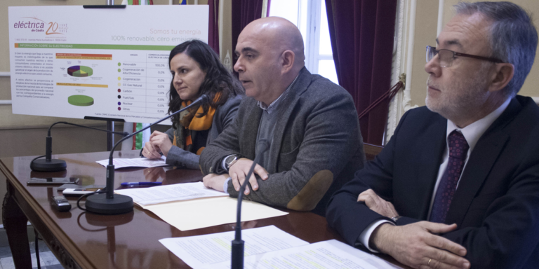 Rueda de prensa en el ayuntamiento de Cádiz para presentar la compra de electricidad certificada 100% renovable.