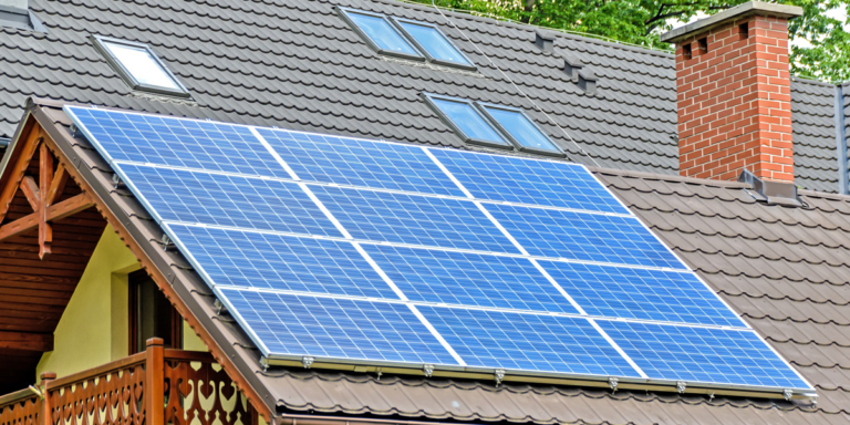 Hogar con instalación fotovoltaica sobre su tejado.