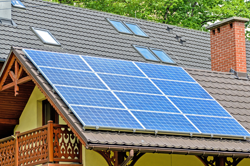 Paneles fotovoltaicos sobre tejado. 