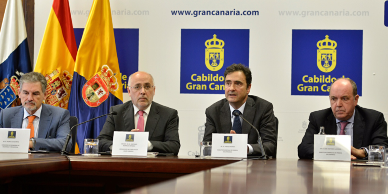 Representantes del Cabildo de Gran Canaria y Endesa presentan el acuerdo por el que la institución se abastece de energía verde en 2017.