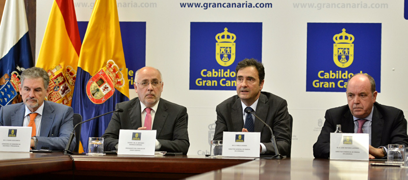 Representantes del Cabildo de Gran Canaria y Endesa presentan el acuerdo por el que la institución se abastece de energía verde en 2017.