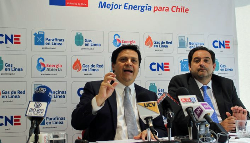 El ministro de Energía de Chile y el responsable de la Comisión Nacional de Energía, anuncian en rueda de prensa las novedades de la próxima licitación de suministro eléctrico por 4.200 GW/h.