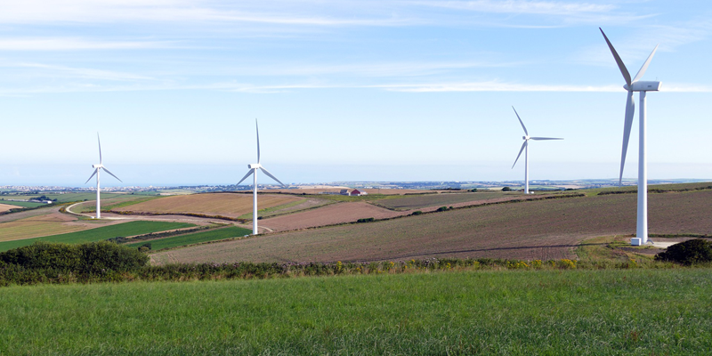 Paisaje con turbinas para generar energía eólica. La cuarta parte de los 23.000 Kw de potencia eólica instalada en España, forma parte de los servicios de ajuste que garantizan la seguridad del suministro.