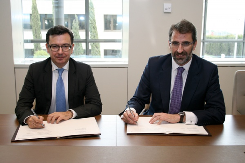 El vicepresidente del Banco Europeo de Inversiones (BEI), Román Escolano, y el consejero delegado de Red Eléctrica de España (REE), Juan Lasala, firman un acuerdo. 