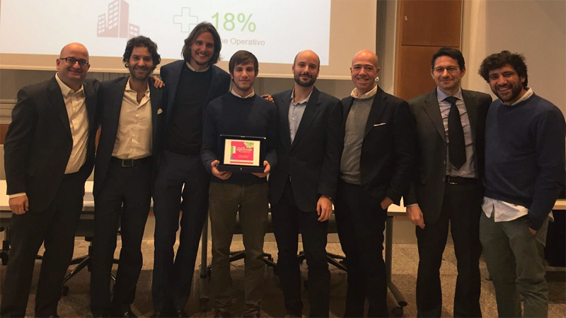 Miembros de Elemize reciben el premio Call for Disruption Energy.