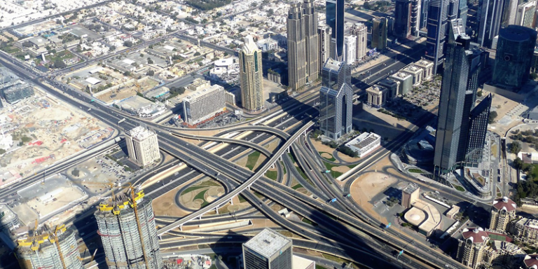 La empresa pública de infraestructuras y agua de Dubai y Enel cooperarán durante tres años en materia de redes inteligentes (smart grids) y digitalizción de redes. Vista aérea de Dubai