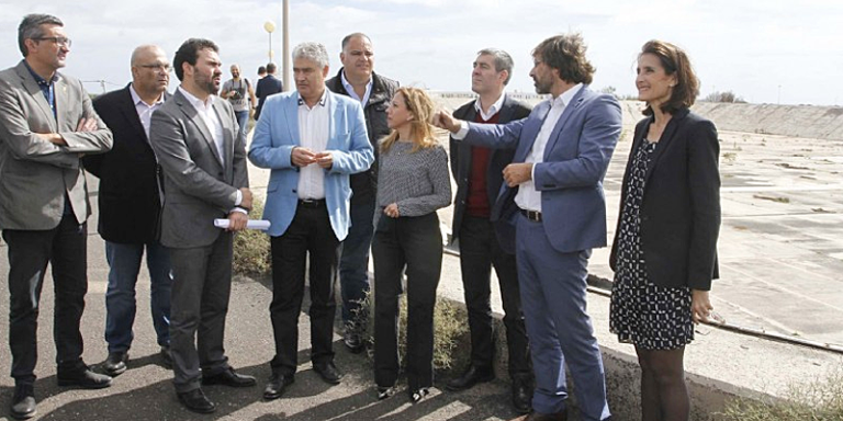 Las autoridades autonómicas e insulares durante la visita a las obras de la planta de energía solar que se conectará con la central de bombeo de agua potable en Lanzarote.