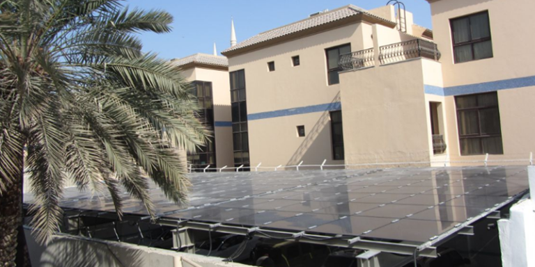 Las placas solares de las dos plantas fotovoltaicas instaladas en la Embajada de Italia en Abu Dhabi permitirán generar energía limpia para abastecer sus instalaciones.