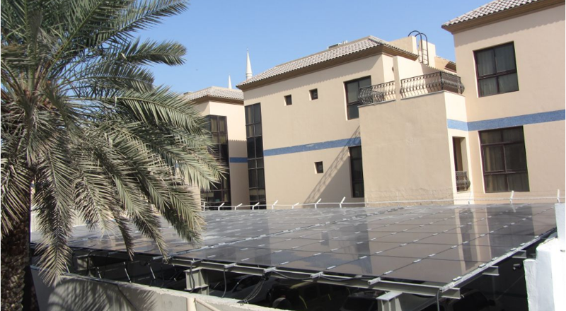 Las placas solares de las dos plantas fotovoltaicas instaladas en la Embajada de Italia en Abu Dhabi permitirán generar energía limpia para abastecer sus instalaciones.