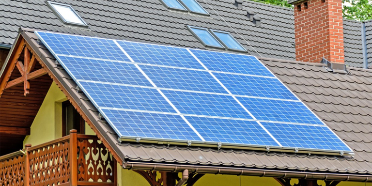 Instalación de autoconsumo con paneles solares fotovoltaicos sobre tejado de una vivienda.