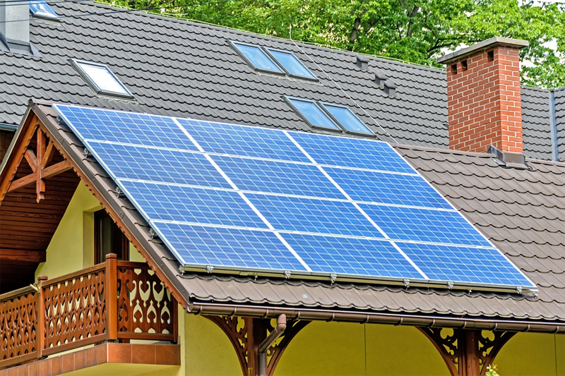 Instalación solar para el autoconsumo sobre el tejado de una casa. Ayudas públicas para el ahorro y la eficiencia energética y el uso de renovables en Asturias. 