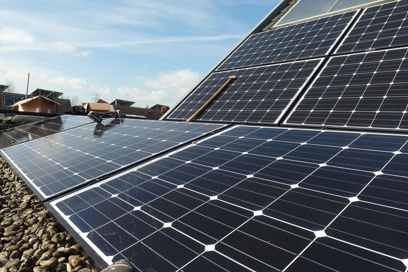 Paneles solares fotovoltaicos instalados sobre tejados. Autoconsumo. 